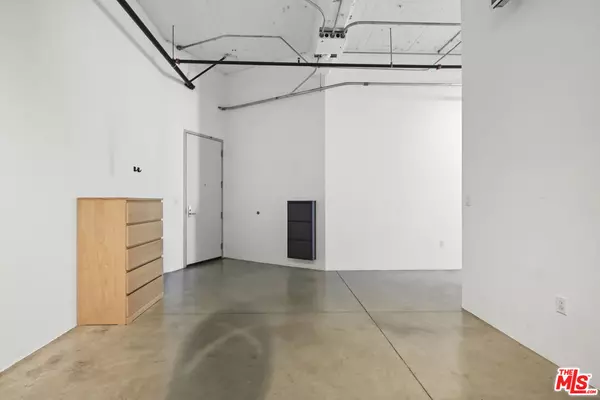 Los Angeles, CA 90015,1130 S Flower St #208
