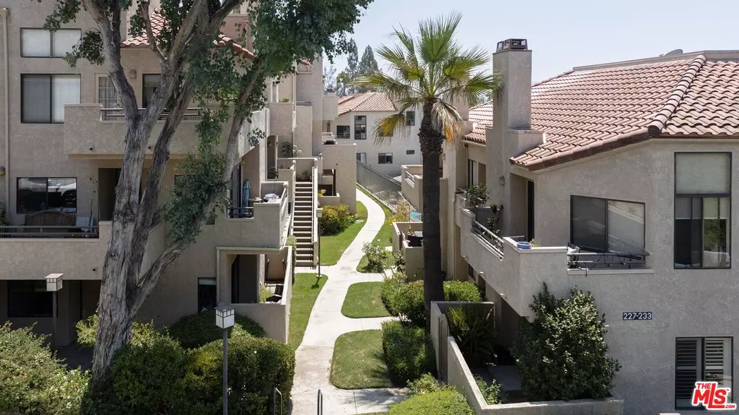 221 McAfee Ct, Thousand Oaks, CA 91360
