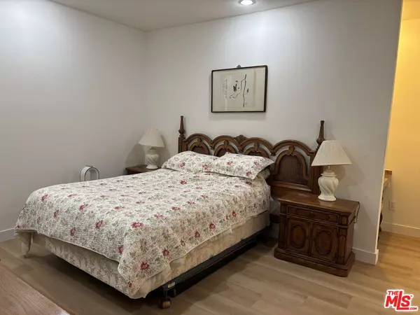 Los Angeles, CA 90068,2222 N Beachwood Dr #207