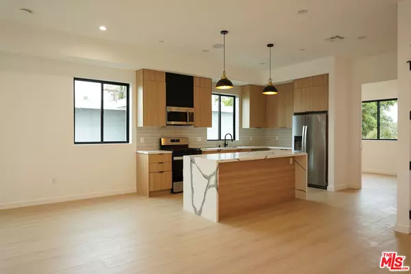 Sherman Oaks, CA 91401,13843 Burbank Blvd