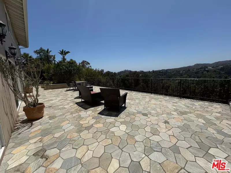 911 TEAKWOOD RD, Los Angeles, CA 90049
