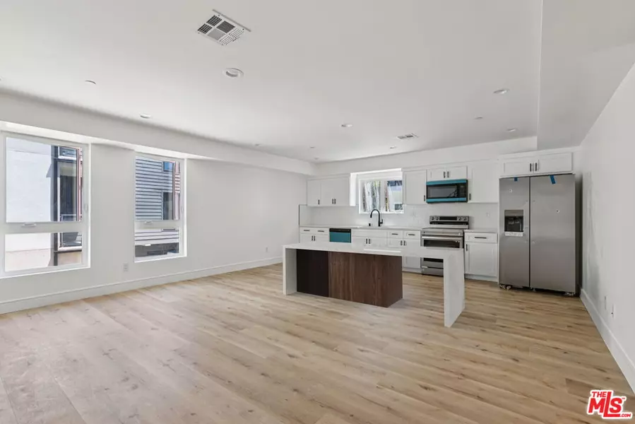 2111 Holly Dr, Los Angeles, CA 90068