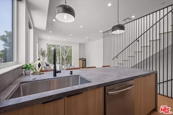 Los Angeles, CA 90038,849 N June St