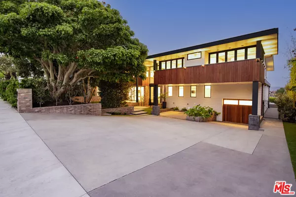 934 1st St, Manhattan Beach, CA 90266