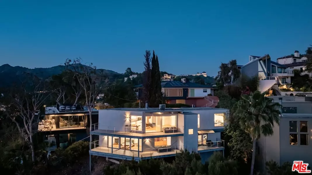 5675 Spreading Oak Dr, Los Angeles, CA 90068