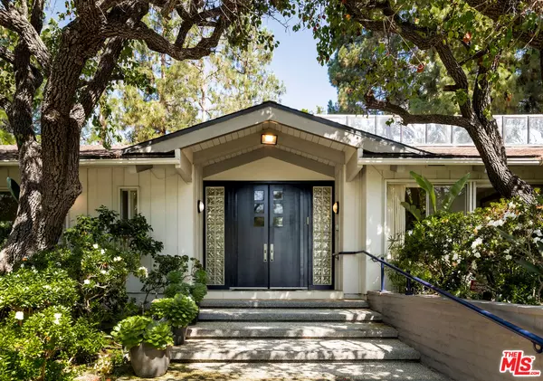 Beverly Hills, CA 90210,811 N Hillcrest Rd