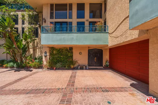 Beverly Hills, CA 90210,1242 Angelo Dr