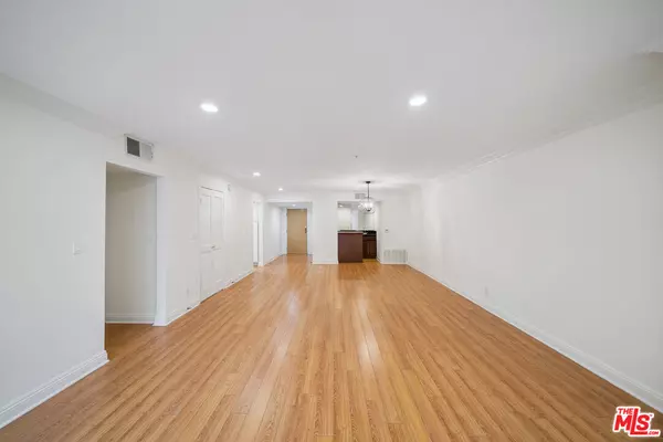 Los Angeles, CA 90025,1508 Greenfield Ave #206