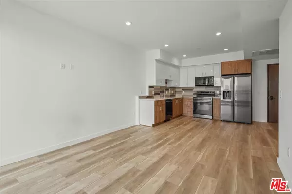 Los Angeles, CA 90004,252 N Hoover St #304