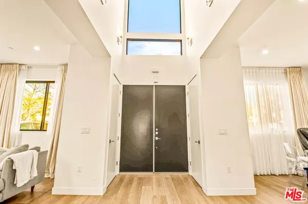 Los Angeles, CA 90036,535 N Formosa Ave