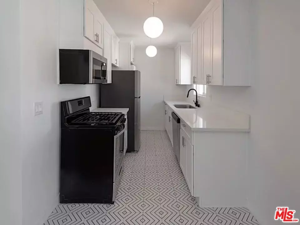 Los Angeles, CA 90016,2759 S Redondo Blvd