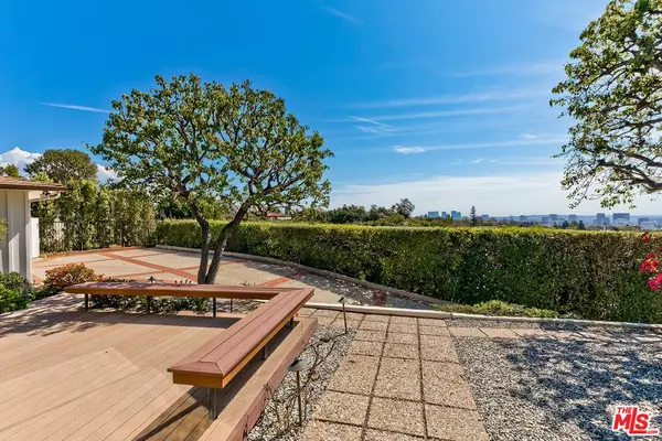 Los Angeles, CA 90049,251 Ashdale Ave