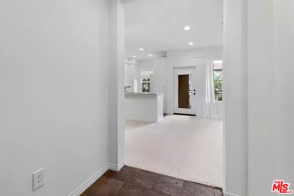 Playa Vista, CA 90094,6020 Seabluff Dr #301