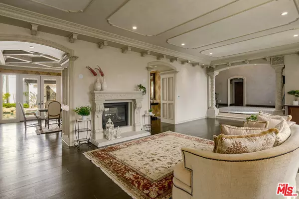 Los Angeles, CA 90027,4705 Los Feliz Blvd