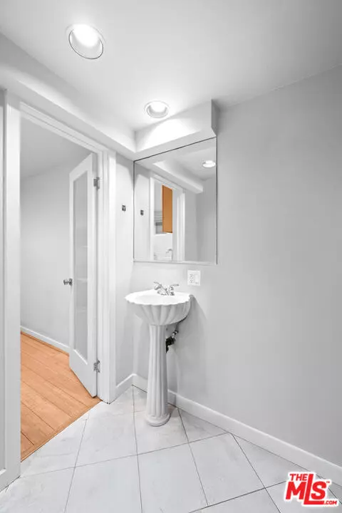 Marina Del Rey, CA 90292,117 Outrigger Mall