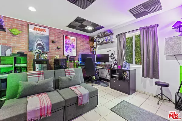 Chatsworth, CA 91311,21683 Wo He Lo Trl