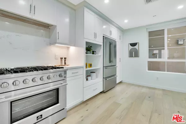 Playa Vista, CA 90094,5831 Seawalk Dr #117