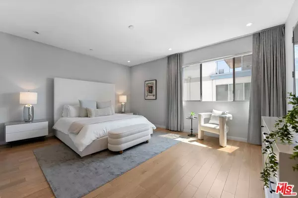 Los Angeles, CA 90038,6737 W Hepburn Way