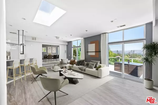 Woodland Hills, CA 91364,22449 Cass Ave