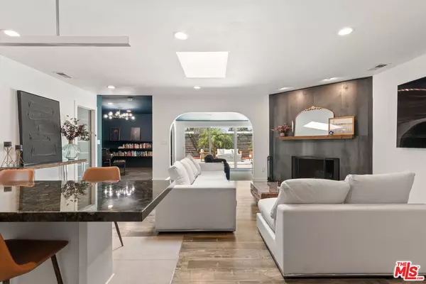 Encino, CA 91316,17235 Hatteras St