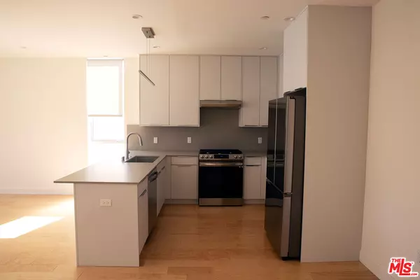 Los Angeles, CA 90027,4826 Franklin Ave #5