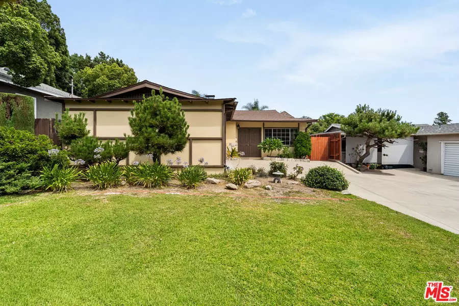 208 Grove St, Sierra Madre, CA 91024