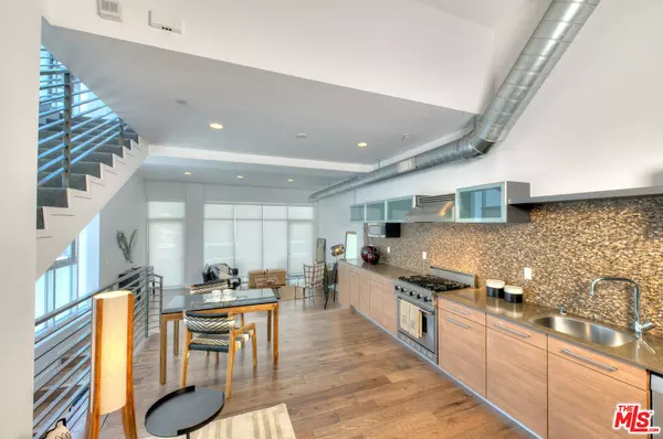 Los Angeles, CA 90066,4151 Redwood Ave #215