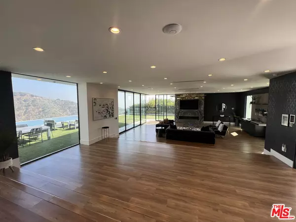 Los Angeles, CA 90046,2110 HERCULES DR