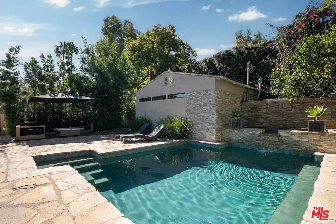 Los Angeles, CA 90036,107 S Gardner St