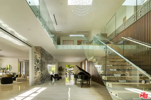 Los Angeles, CA 90049,822 N Kenter