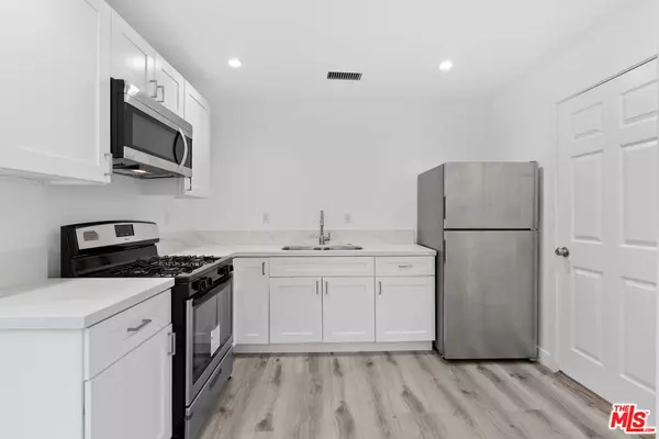 Woodland Hills, CA 91367,5543 Fallbrook Ave