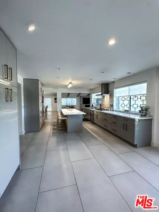 Woodland Hills, CA 91364,4660 Burgundy Rd