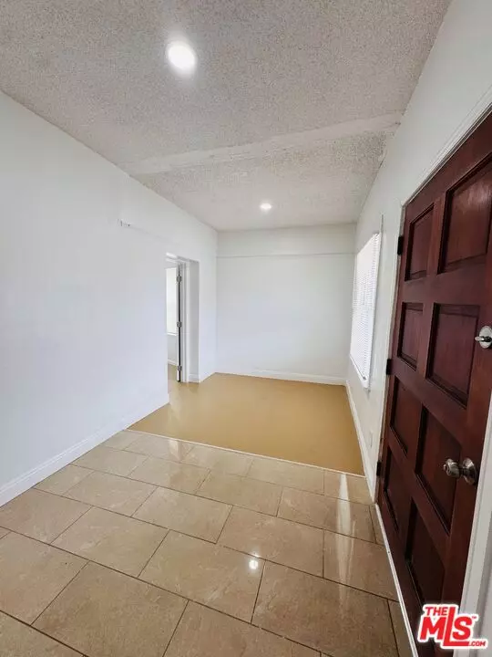 Los Angeles, CA 90037,417 W 52nd Pl