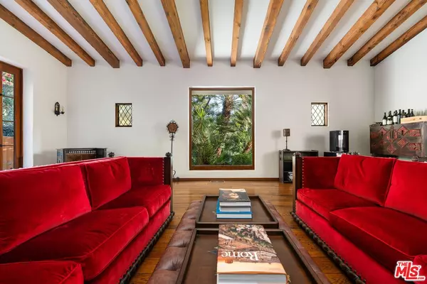 Los Angeles, CA 90069,8855 St Ives Dr