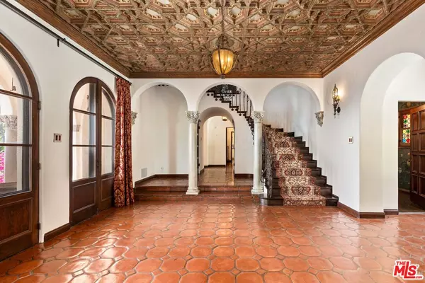 Los Angeles, CA 90068,2188 Ponet Dr