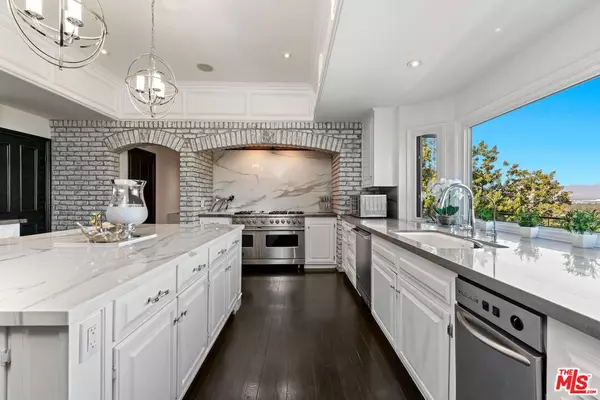 Encino, CA 91436,17069 Oak View Dr