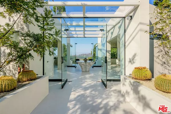 8896 Lookout Mountain Ave, Los Angeles, CA 90046