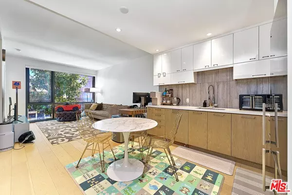 Los Angeles, CA 90013,400 S Broadway #828