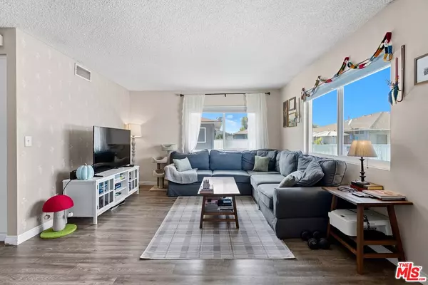 28016 Robin Ave, Saugus, CA 91350