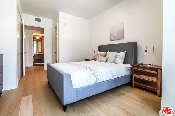Los Angeles, CA 90017,889 FRANCISCO ST #911