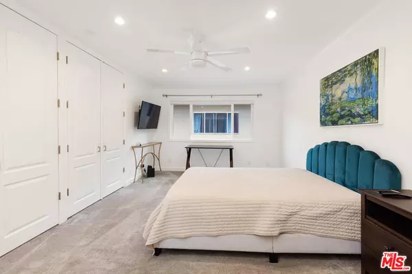 Los Angeles, CA 90068,6708 Hillpark Dr #302