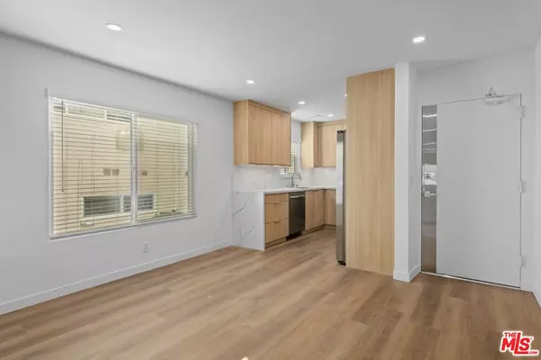 Los Angeles, CA 90068,2449 N Beachwood Dr #9