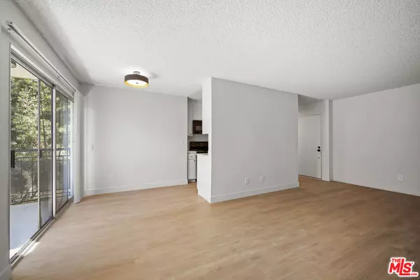 Los Angeles, CA 90025,1352 S Carmelina Ave #207