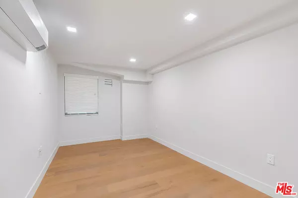 Los Angeles, CA 90049,12320 MONTANA AVE #111
