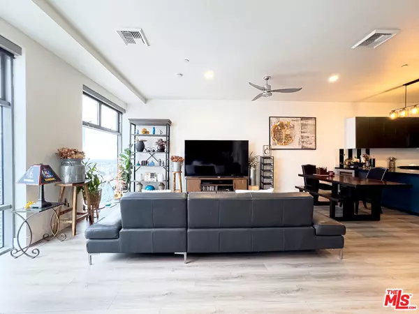 Los Angeles, CA 90017,801 S Grand Ave #2208