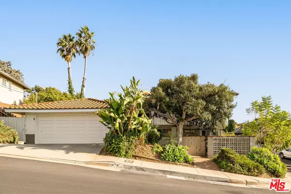 Los Angeles, CA 90065,4748 Round Top Dr