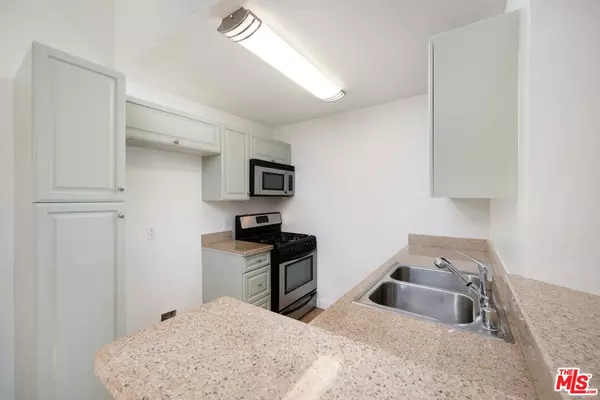 Woodland Hills, CA 91367,5565 Canoga Ave #301