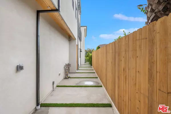 Los Angeles, CA 90026,726 Robinson St