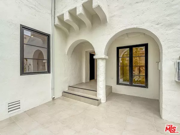 Beverly Hills, CA 90211,150 N Arnaz Dr #C