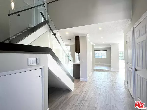 Chatsworth, CA 91311,10758 Cozycroft Ave